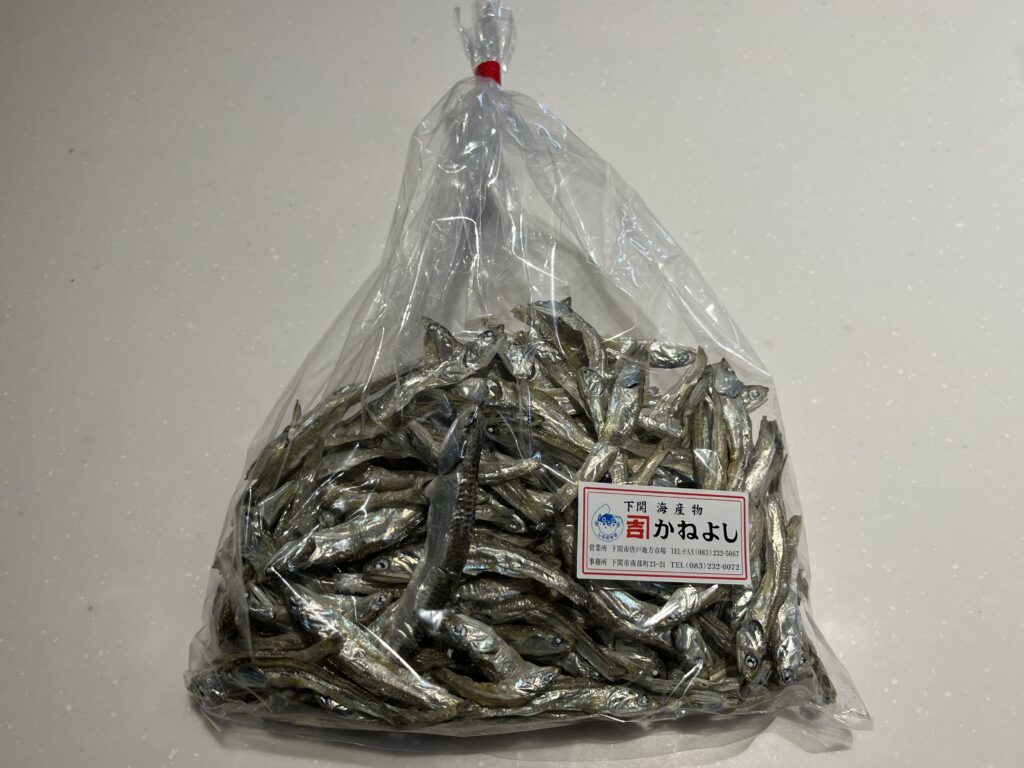 唐戸市場の乾物屋で購入した袋入りのいりこ