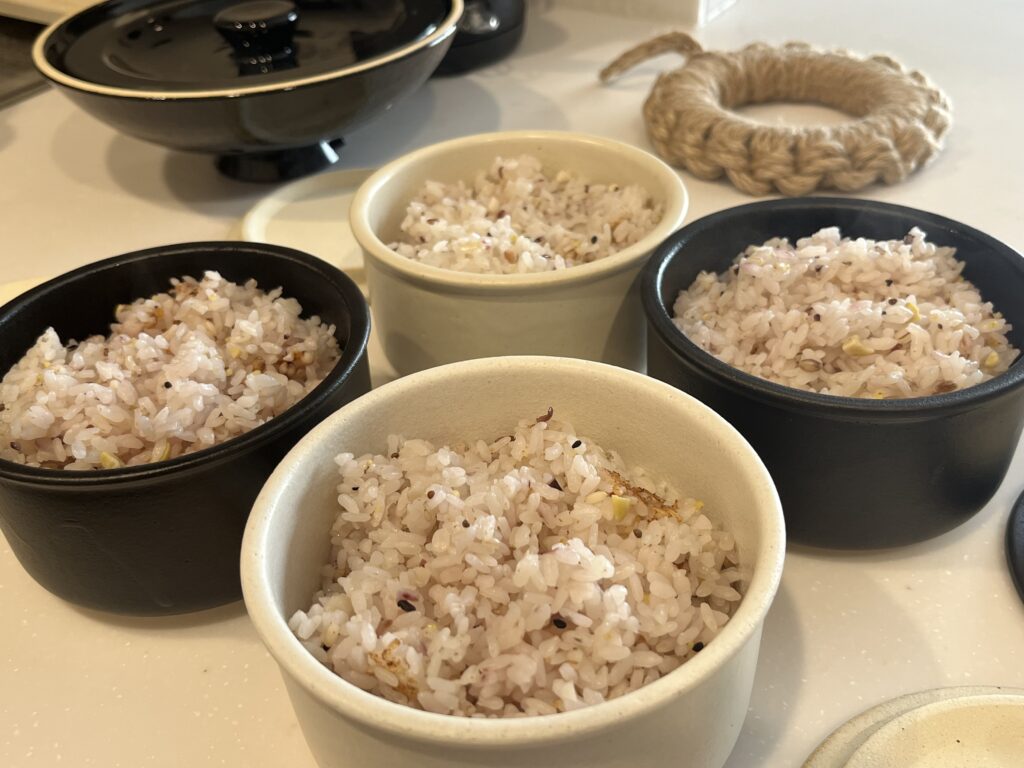 炊き立てごはんをクッチーナのおひつに詰めている様子