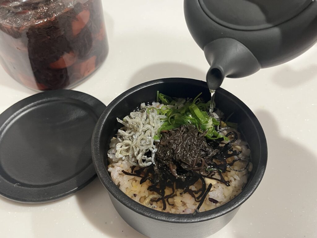 クッチーナのおひつでお茶漬けを食べている様子