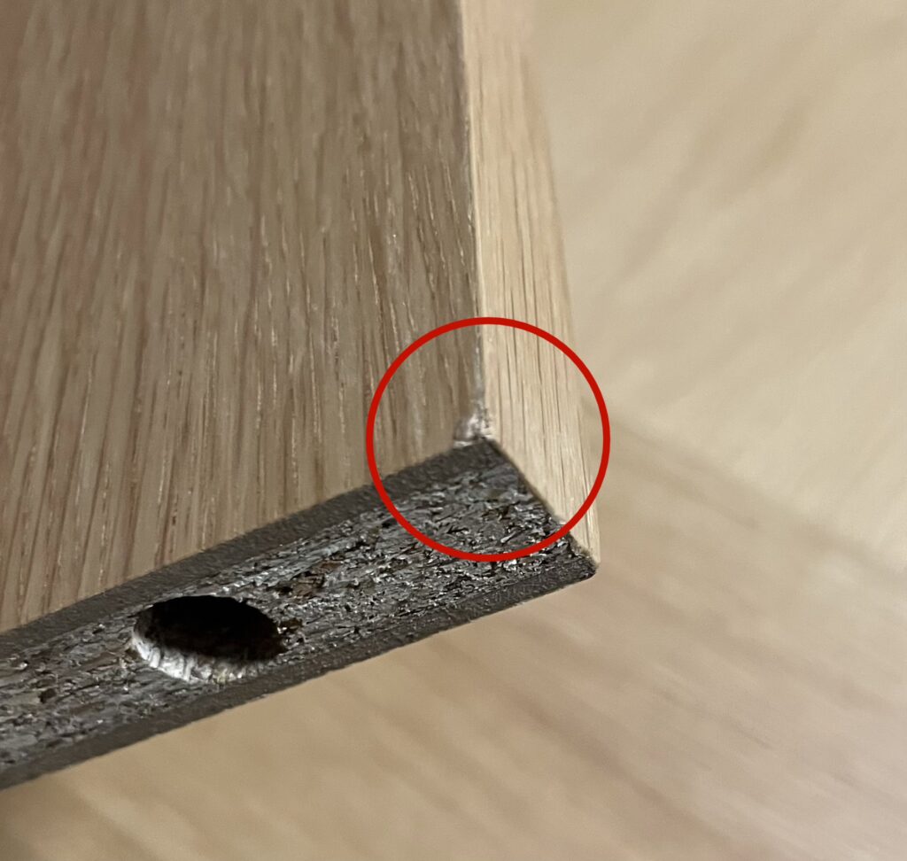 無印スタッキングシェルフ板の角が潰れている状態