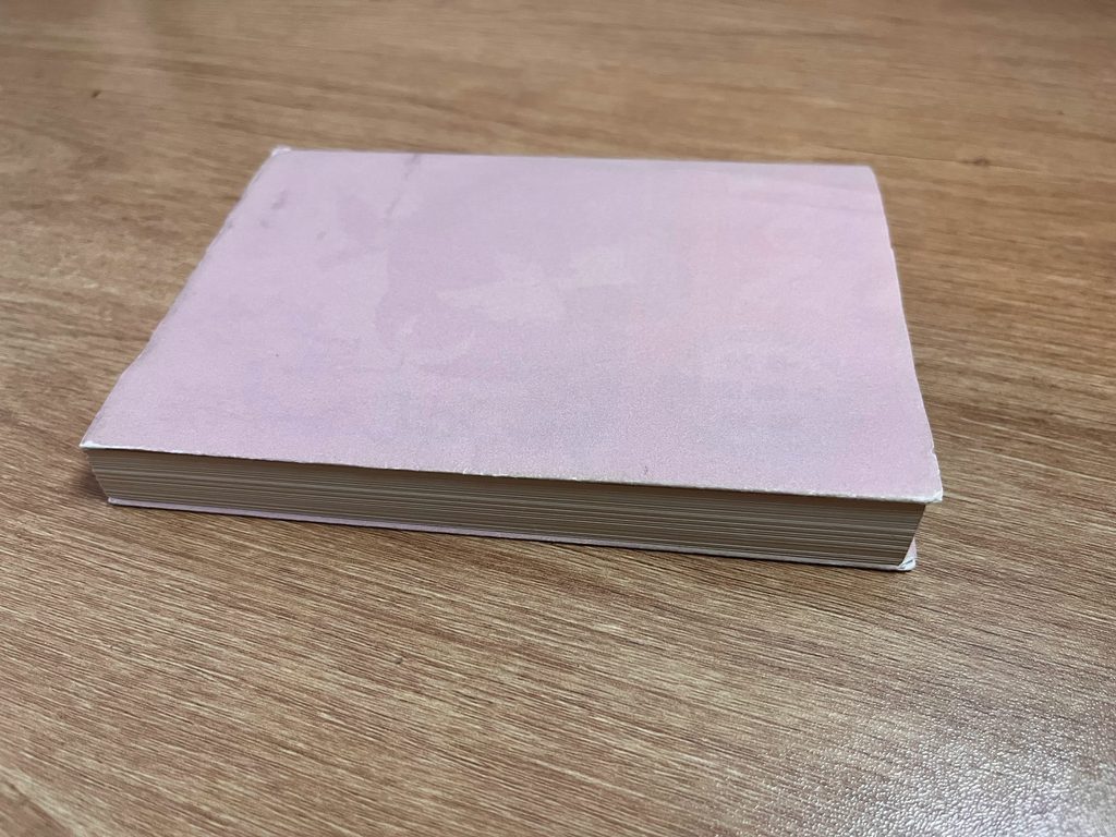 ブックカバーをつけた本 小口は守られない