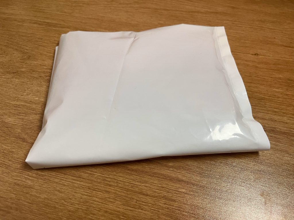 本をビニール袋に入れて持ち運ぶ