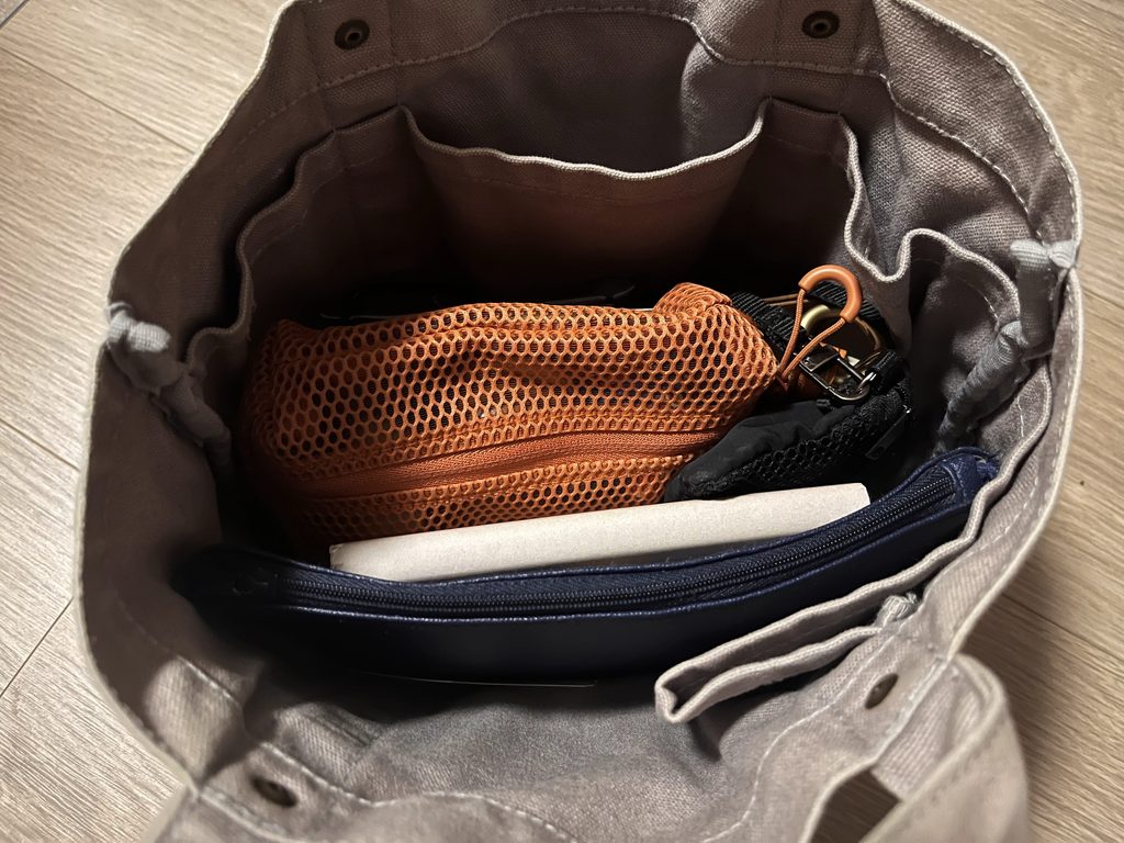 カバンの中で本が他の荷物と一緒になっている状態