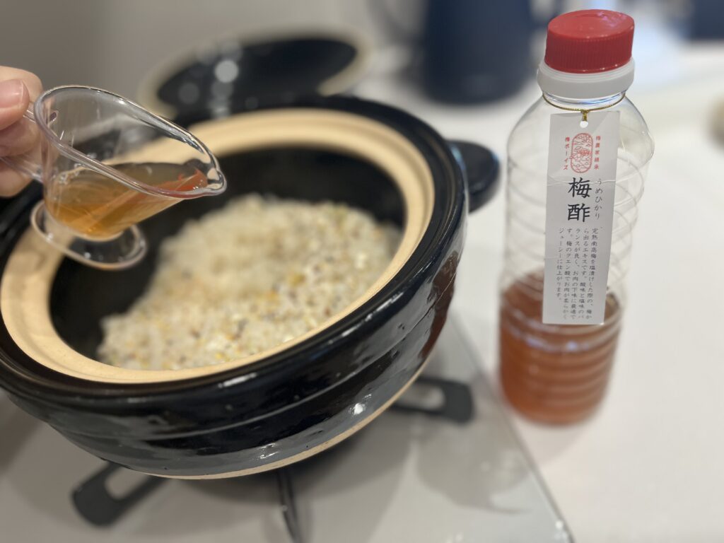 炊飯時に梅酢を入れる様子