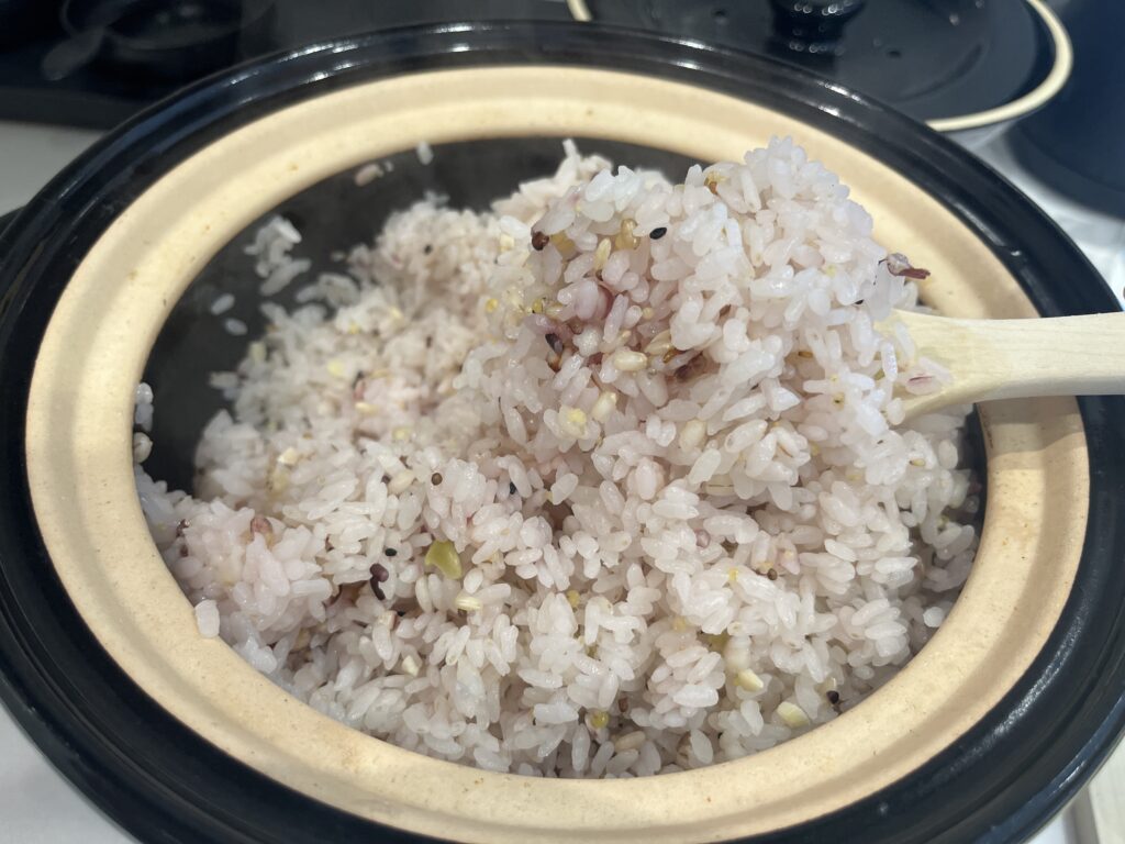 梅酢を入れて炊いた艶々のご飯