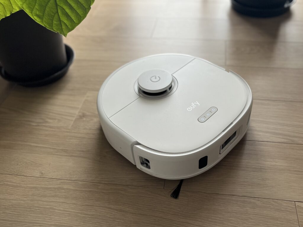 ロボット掃除機がリビングの床を掃除している様子