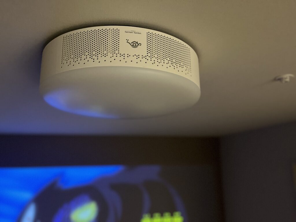 天井に設置されたAladdin X2 Plusと壁に投影される映像