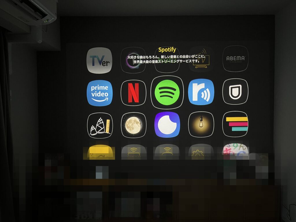 Aladdin X2 Plusのホーム画面でアプリを選択している様子（暗い部屋）