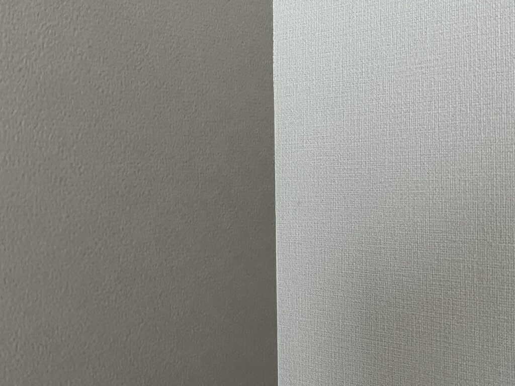 白い壁とグレーの壁を比較した写真