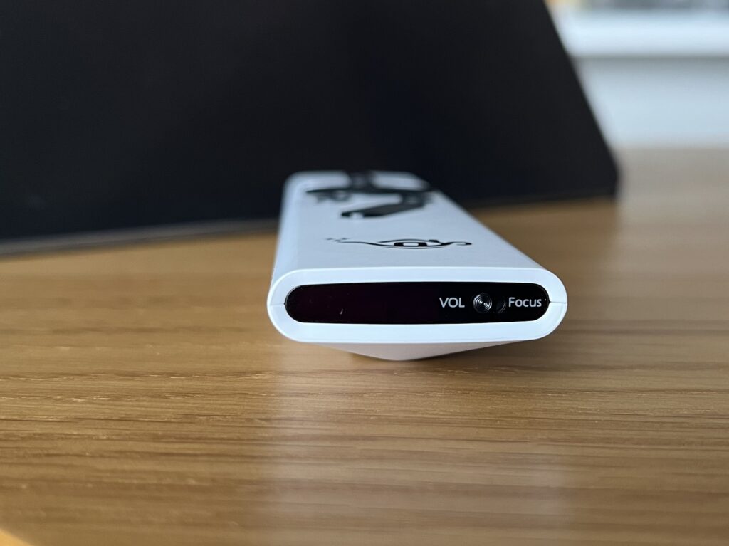 Aladdin X2 Plusのリモコン底面にある切り替えスイッチの写真