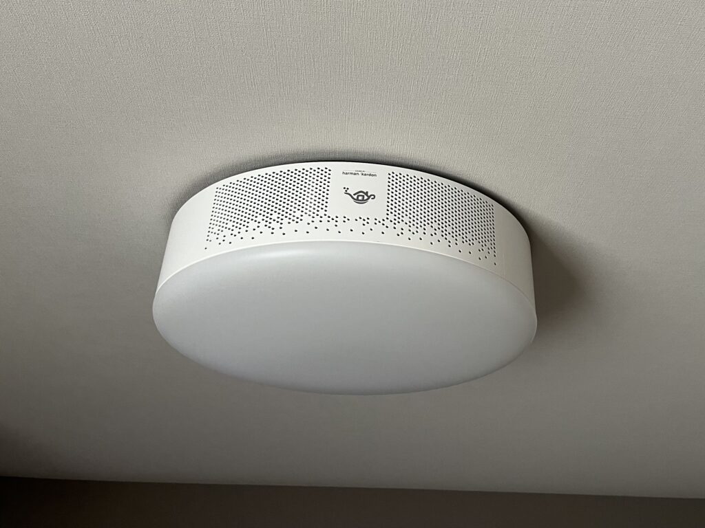 Aladdin X2 Plusを天井に設置した様子
