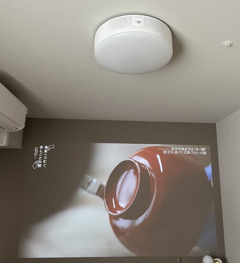 Aladdin X2 PlusとTVチューナーでテレビ番組を壁に投影している様子