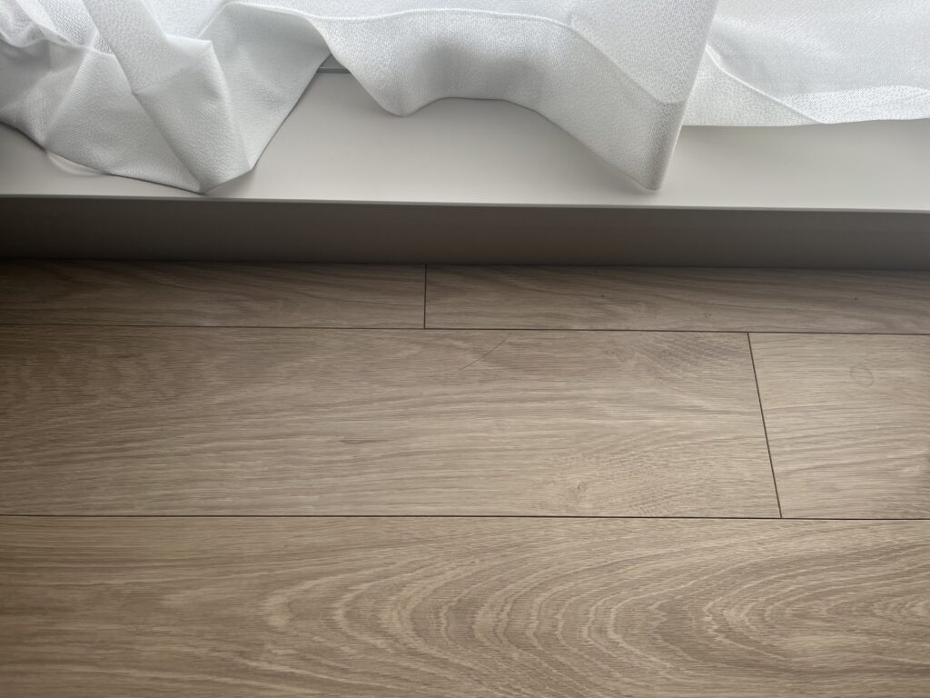 掃除のためにカーテンをサッシ側にまとめた様子