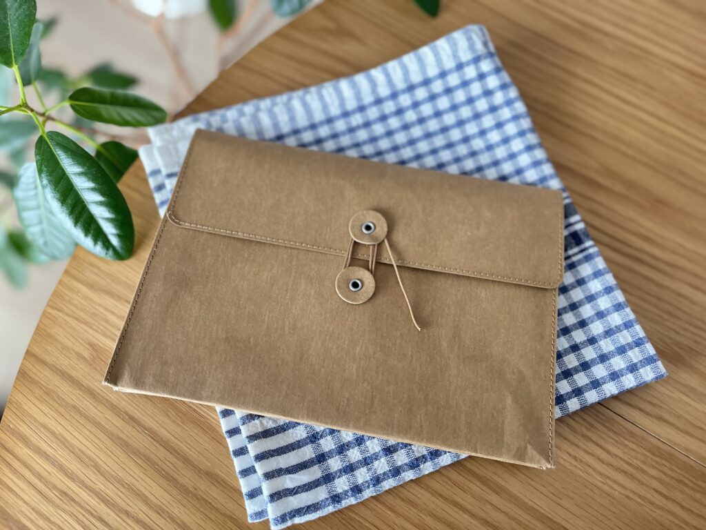 机の上に置いた雰囲気カット