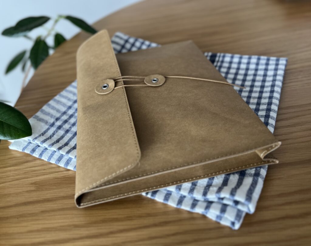 文庫本二冊入れた様子