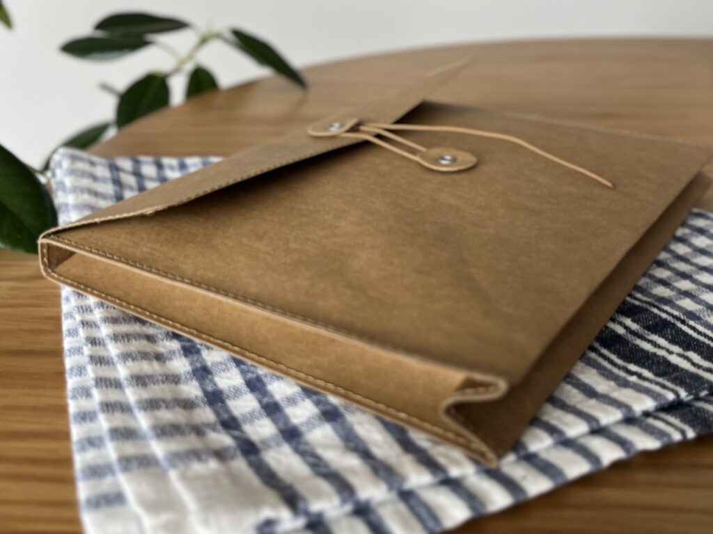 厚めの新書1冊を入れたところ