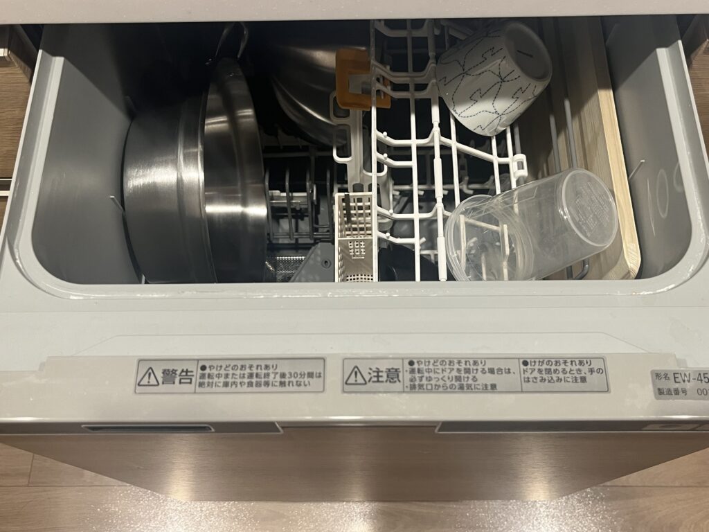 食洗機に食器を入れている写真。