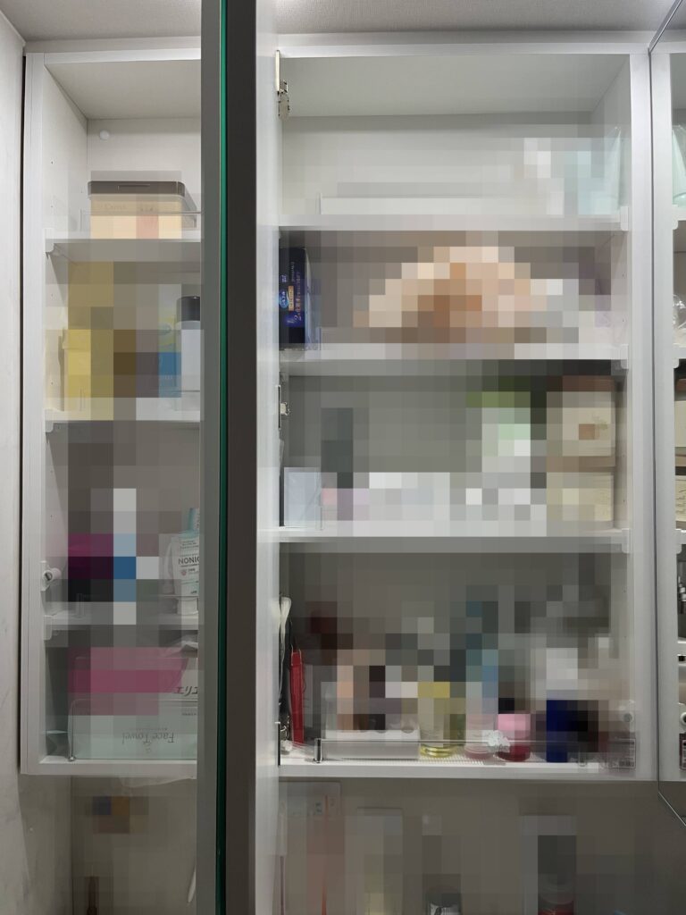 洗面台の鏡裏にスキンケアを収納している写真。モザイク付き。