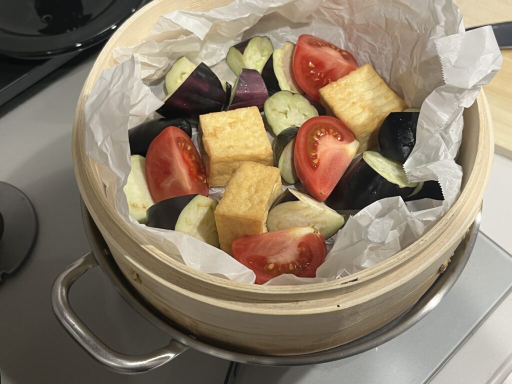 無印良品の蒸篭に野菜を並べた様子