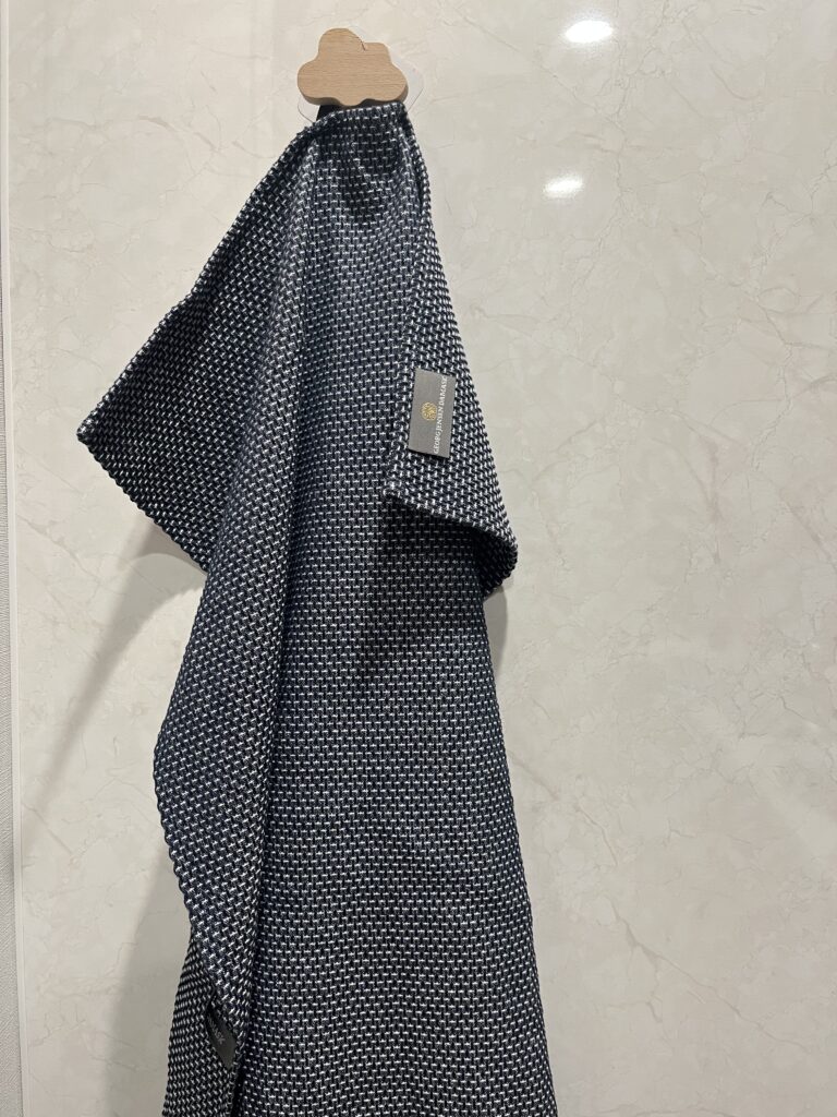 ジョージジェンセンダマスクのティータオルを吊るしている様子