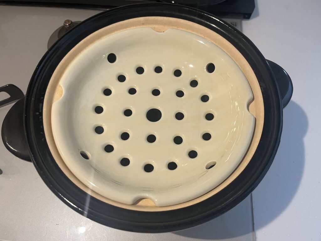 かまどさんに陶製すのこをセットした様子