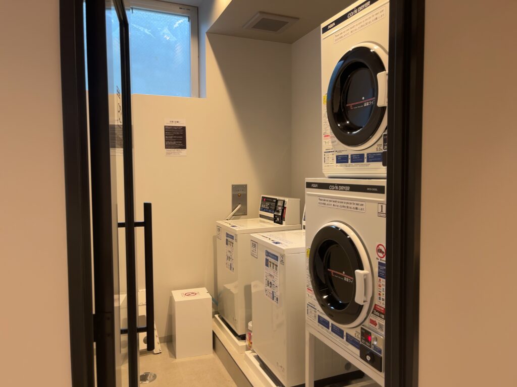 フリースペース入り口すぐにあるコインランドリーの写真