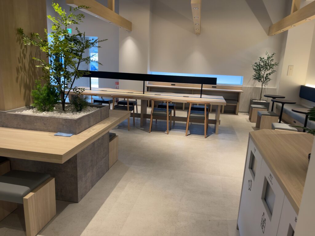 インテッサホテル福岡渡辺通 ロビー ソファ コンセント 作業