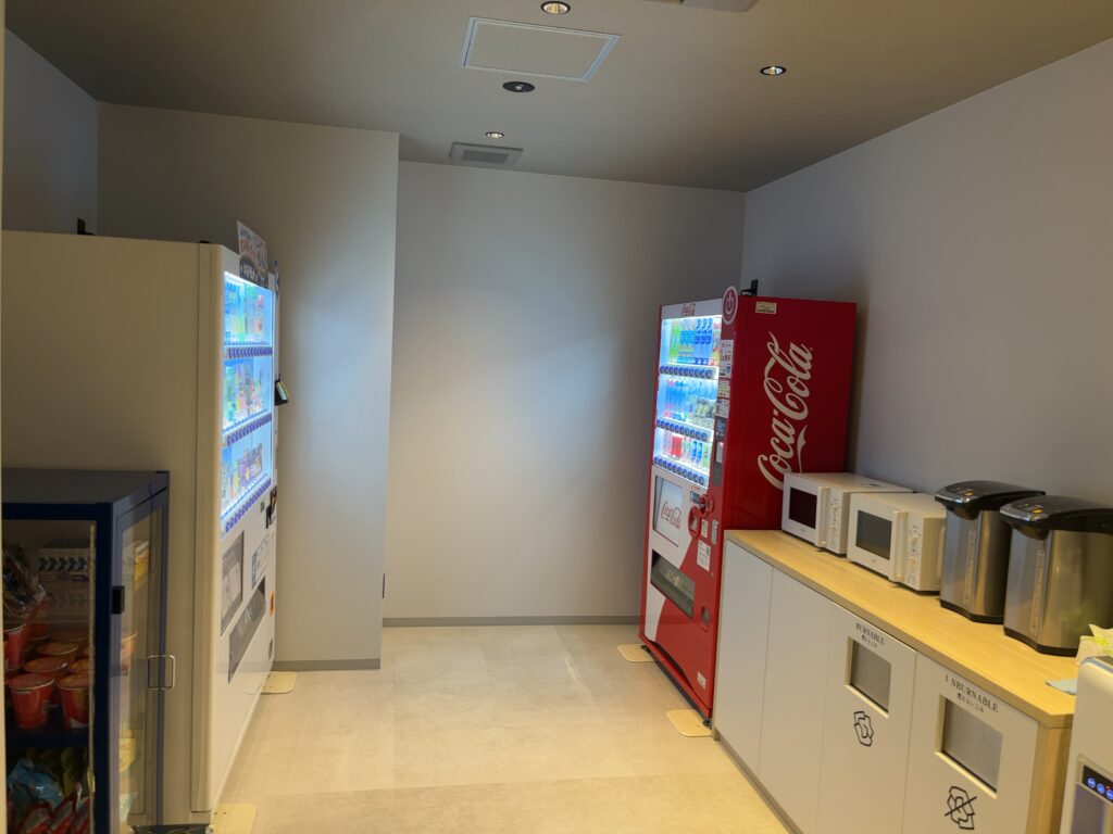 フリースペースの奥にある自動販売機の写真