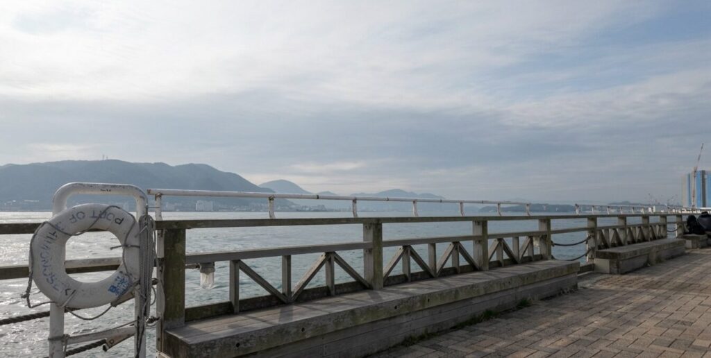 唐戸市場 外 海沿い ベンチ 下関