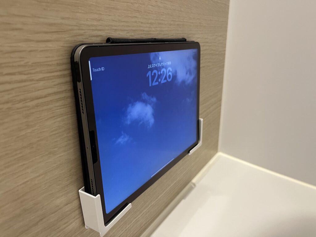 山崎実業 マグネット タブレットホルダー 使用中