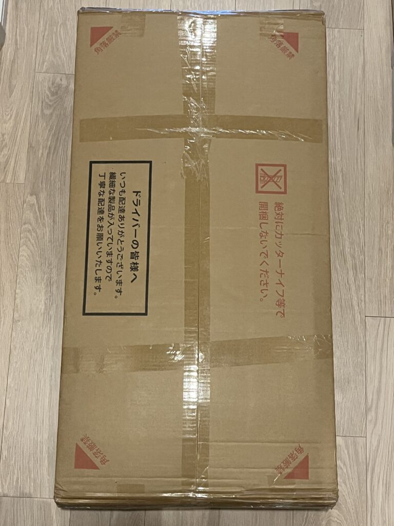 エアリゾーム キャビネット 開封前 段ボール 玄関先