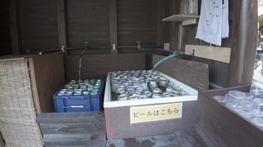 嘉門次小屋 ビール 桶 水冷やし