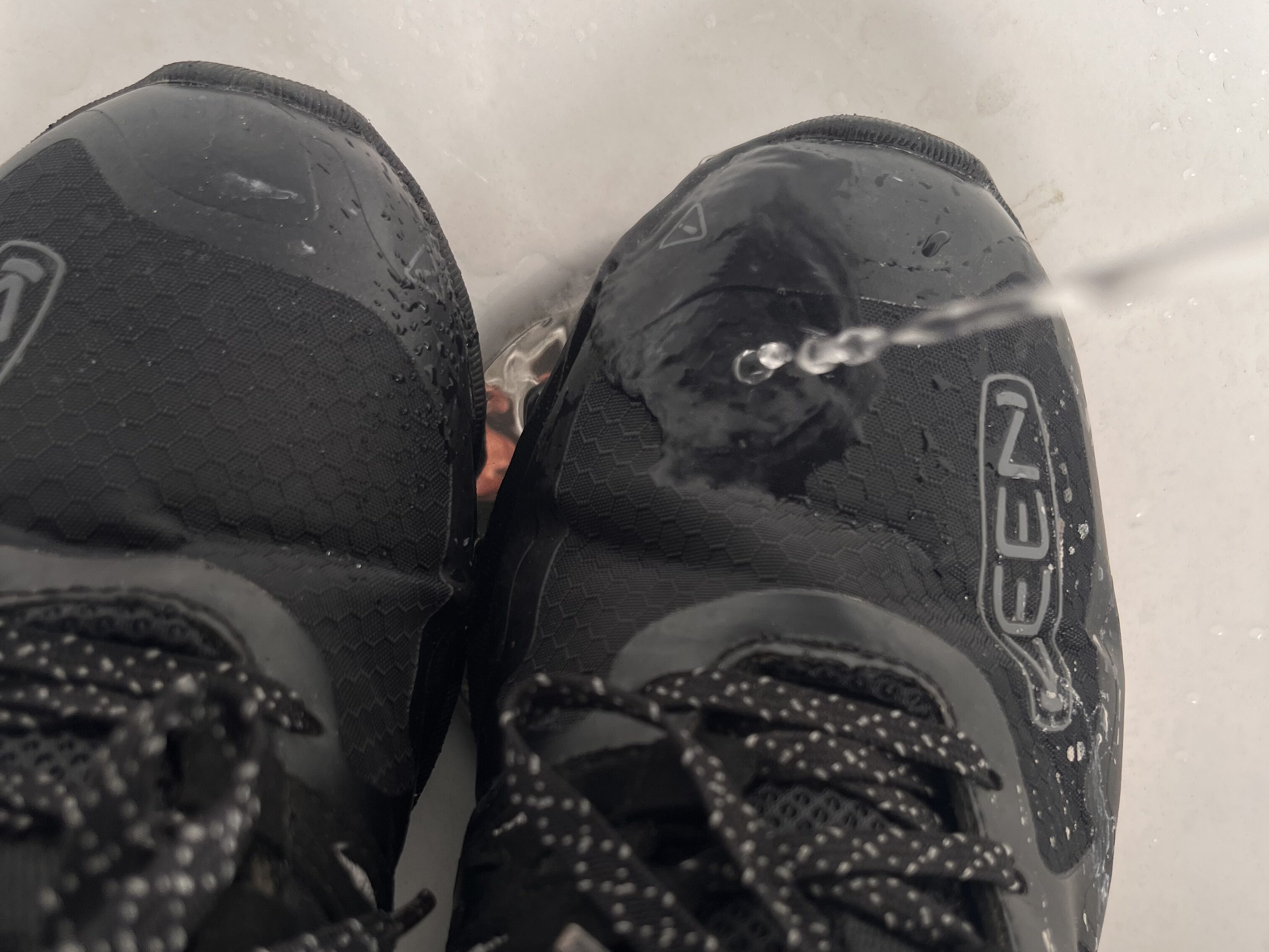 KEEN ザイオニック 防水 撥水 水をかけた様子 KEEN.DRY