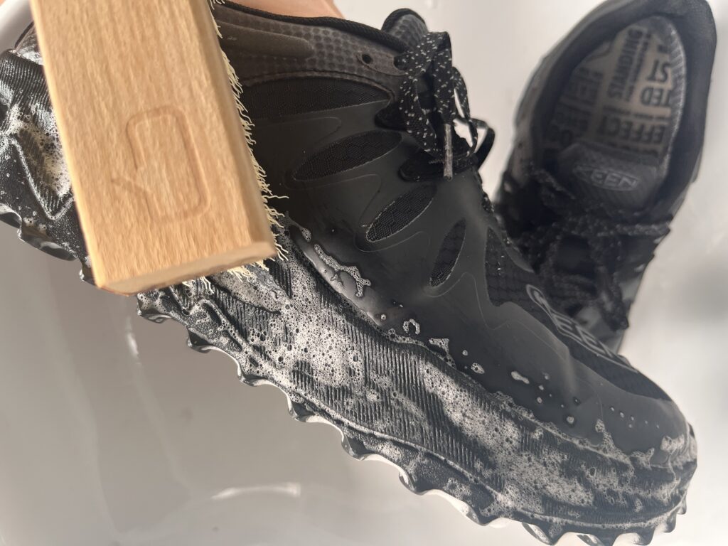 KEEN ザイオニック 靴用洗剤 泡 ブラシ 洗い方 お手入れ