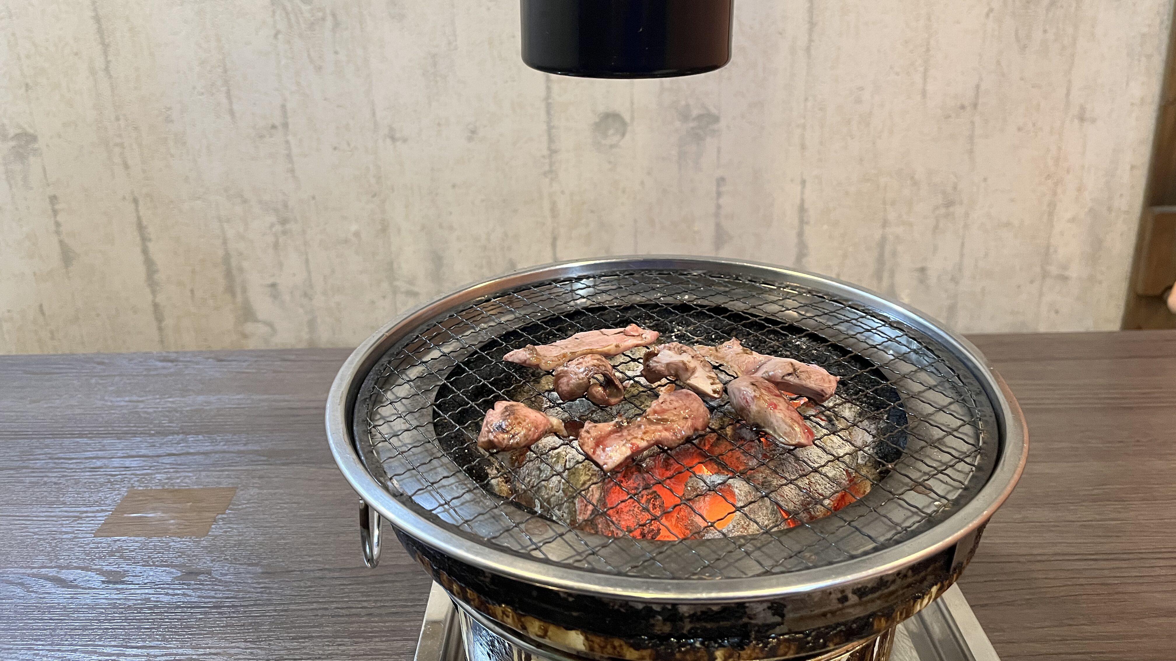 つぼやガラク亭 七輪 ホルモン 焼く