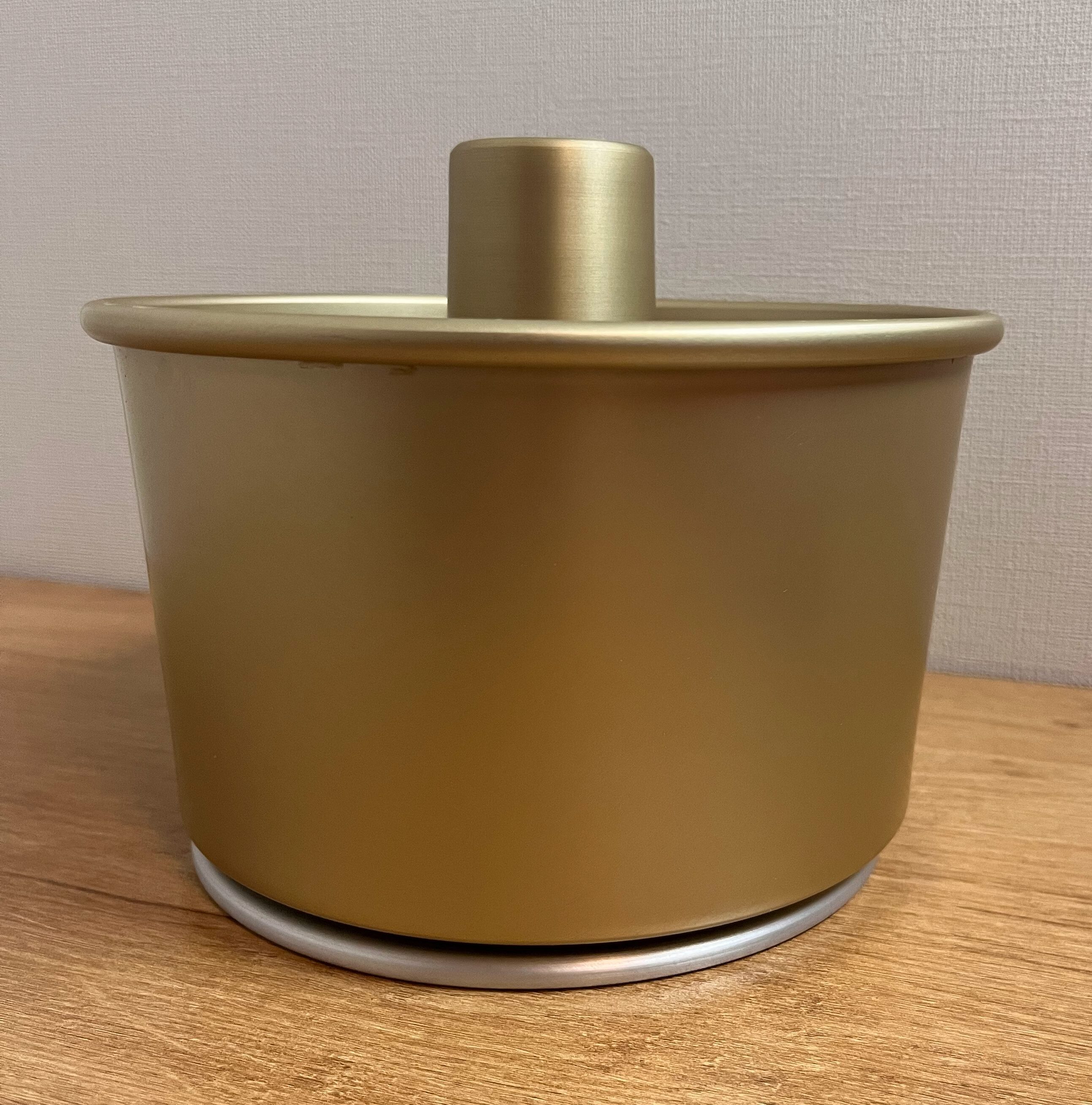 シフォンケーキ型とスタンドを重ねて収納した状態