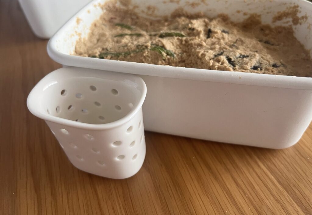 ぬか床の容器と、無印良品の磁器ぬか床用水取り器
