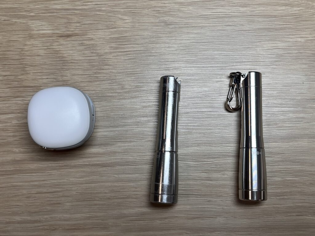 護衛さんライトと、引っ掛ける部分が折れたキーライトと、買い直したキーライト
