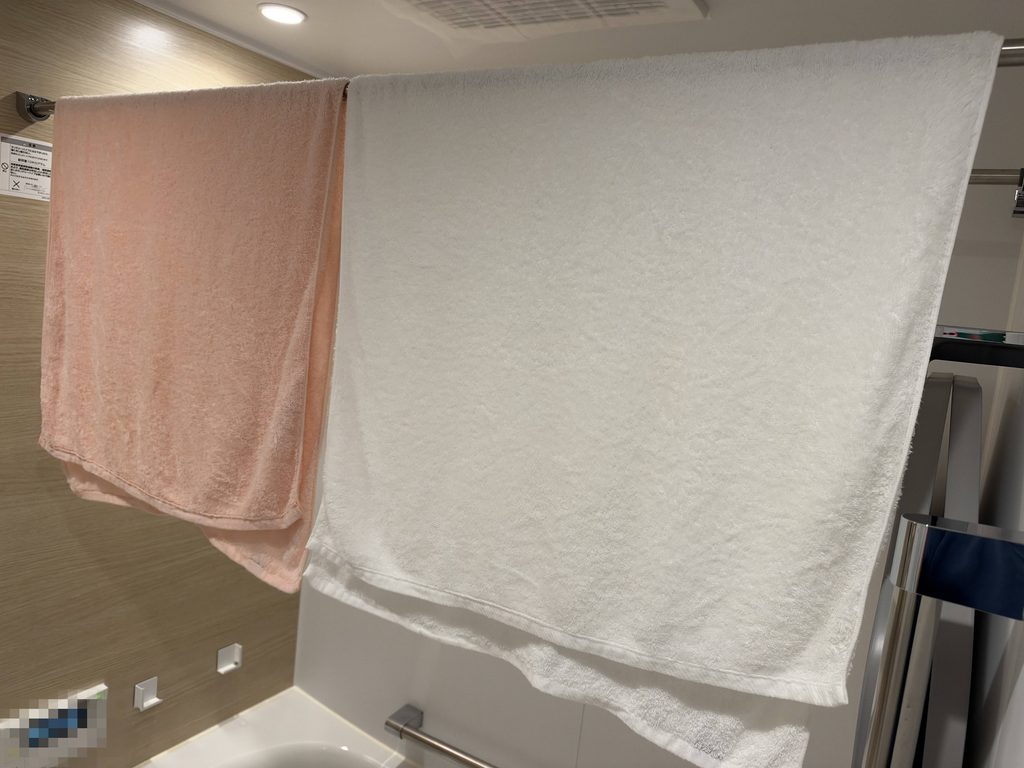 バスタオルを物干しバーに直接かけると幅70cm 占める
