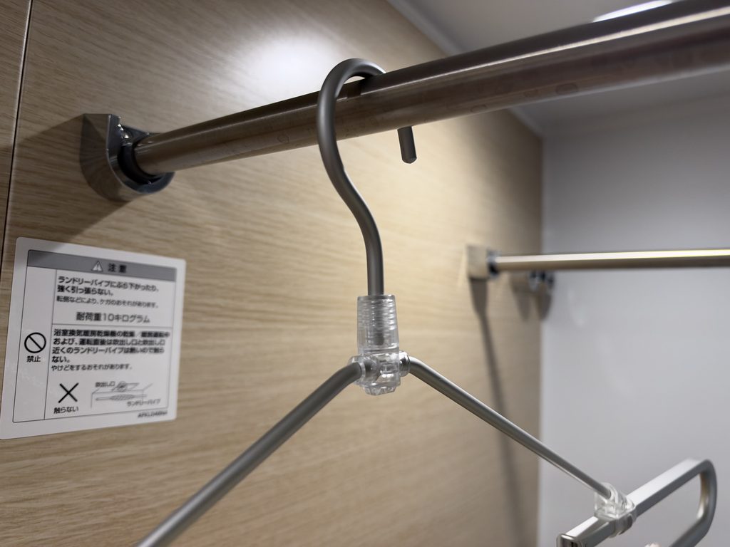 無印 バスタオル用伸縮ハンガーのフック部分 物干しポールに掛けたところ