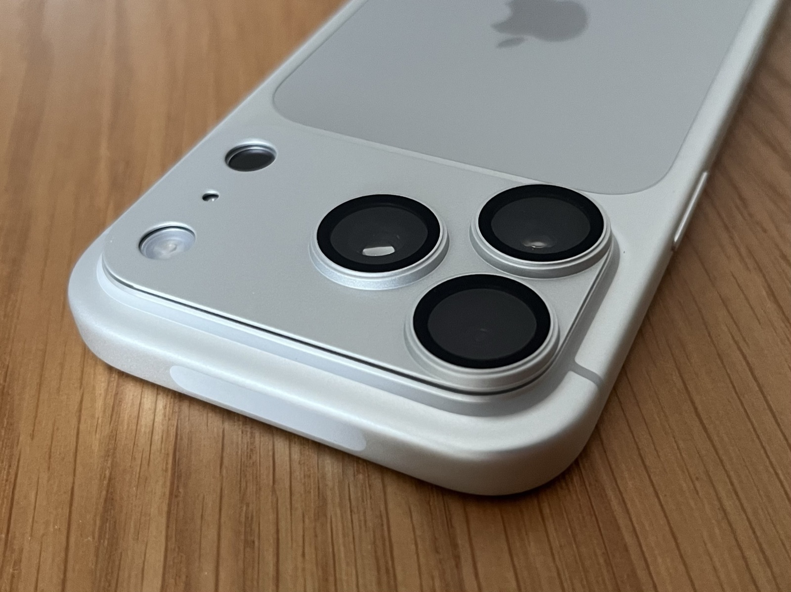 TORRAS カメラ保護をつけたiPhone 18 Proのカメラ部分