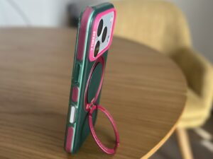 TORRAS Ostand O3 Hue のリングを立ててスタンドにした状態