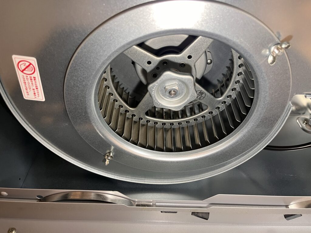 フィルターを外したレンジフードの中のシロッコファン