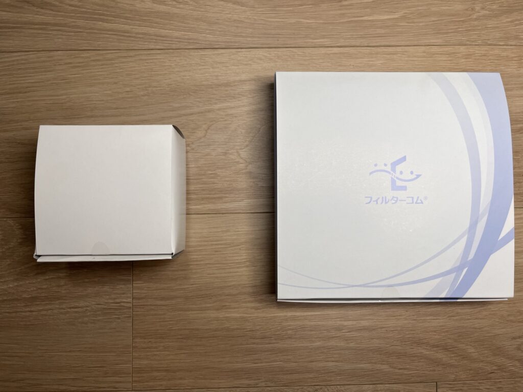 給気口の互換フィルターが届いた箱。小さいほうが丸型、大きいほうが角型