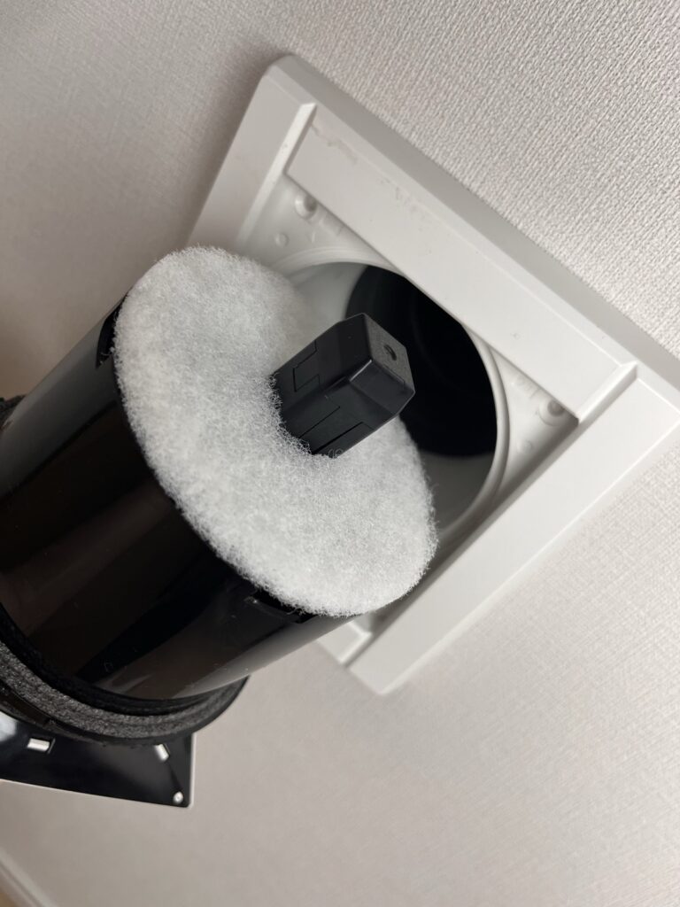 丸型の給気口に新しいフィルターを取り付けたところ
